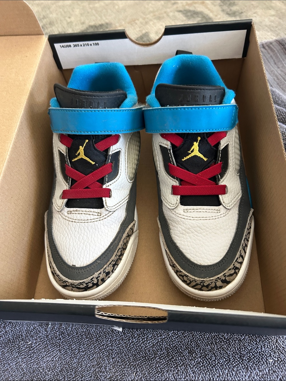 Jordan Boys’ Spizike Low SE in size 2.5 in White, Blue, Red, Black